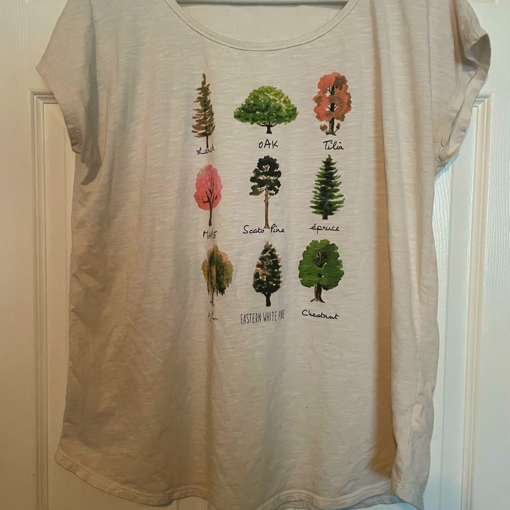 Maurices Tree T-Shirt. Size XLarge.